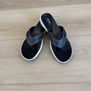 EUC Clarks Women’s Reyna Navy and White Sandals 9